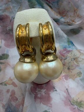 Vintage Fineart signed Hoop Earrings with Cream Pearl Drops